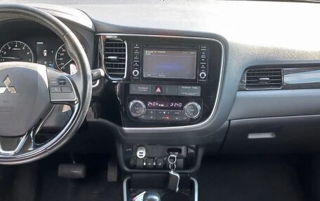 Mitsubishi Outlander III рестайлинг 3, 2017 год, 1 900 000 рублей, 7 фотография
