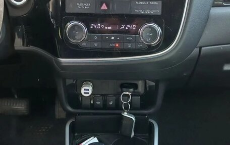 Mitsubishi Outlander III рестайлинг 3, 2017 год, 1 900 000 рублей, 5 фотография