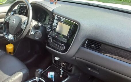 Mitsubishi Outlander III рестайлинг 3, 2017 год, 1 900 000 рублей, 6 фотография