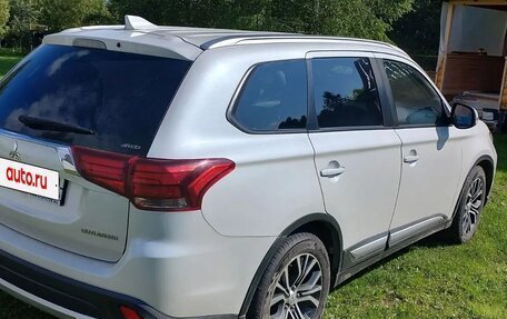 Mitsubishi Outlander III рестайлинг 3, 2017 год, 1 900 000 рублей, 3 фотография