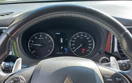 Mitsubishi Outlander III рестайлинг 3, 2017 год, 1 900 000 рублей, 8 фотография