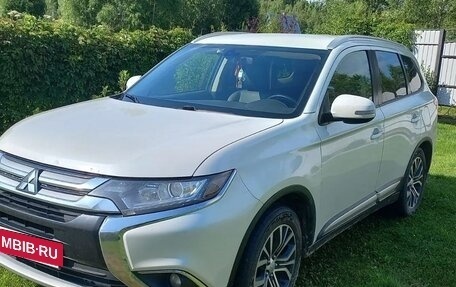 Mitsubishi Outlander III рестайлинг 3, 2017 год, 1 900 000 рублей, 2 фотография