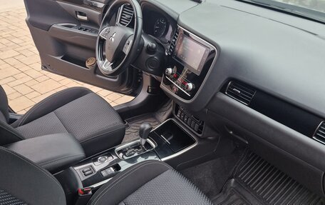 Mitsubishi Outlander III рестайлинг 3, 2021 год, 2 250 000 рублей, 3 фотография