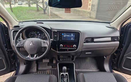Mitsubishi Outlander III рестайлинг 3, 2021 год, 2 250 000 рублей, 5 фотография