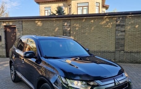 Mitsubishi Outlander III рестайлинг 3, 2021 год, 2 250 000 рублей, 7 фотография