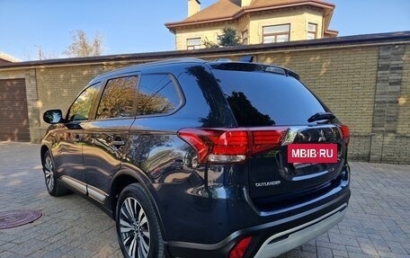 Mitsubishi Outlander III рестайлинг 3, 2021 год, 2 250 000 рублей, 8 фотография