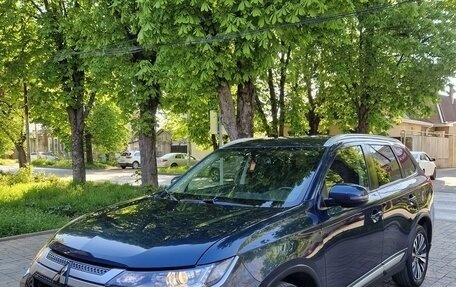 Mitsubishi Outlander III рестайлинг 3, 2021 год, 2 250 000 рублей, 10 фотография