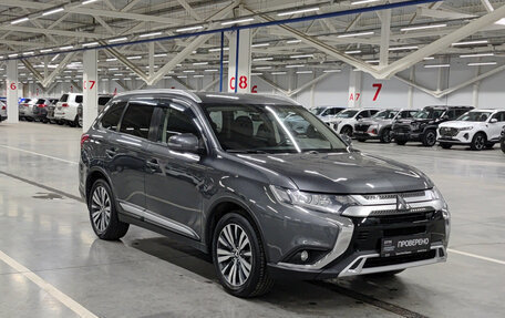 Mitsubishi Outlander III рестайлинг 3, 2020 год, 2 370 000 рублей, 3 фотография