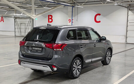 Mitsubishi Outlander III рестайлинг 3, 2020 год, 2 370 000 рублей, 6 фотография