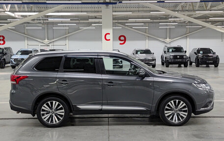 Mitsubishi Outlander III рестайлинг 3, 2020 год, 2 370 000 рублей, 5 фотография