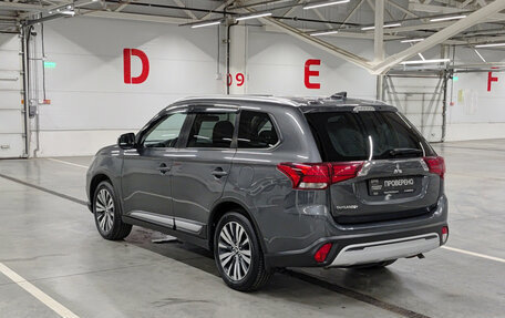 Mitsubishi Outlander III рестайлинг 3, 2020 год, 2 370 000 рублей, 8 фотография