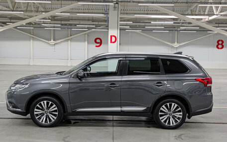 Mitsubishi Outlander III рестайлинг 3, 2020 год, 2 370 000 рублей, 10 фотография