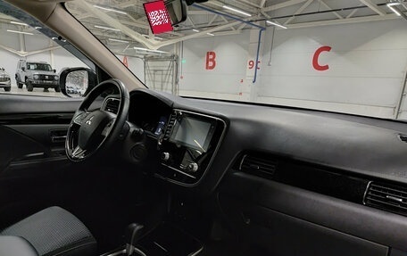Mitsubishi Outlander III рестайлинг 3, 2020 год, 2 370 000 рублей, 13 фотография