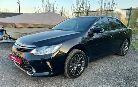 Toyota Camry, 2017 год, 2 390 000 рублей, 4 фотография