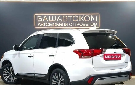 Mitsubishi Outlander III рестайлинг 3, 2020 год, 2 625 000 рублей, 7 фотография