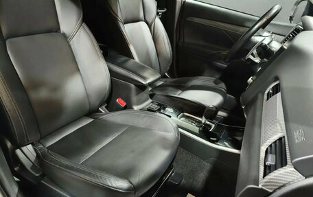 Mitsubishi Outlander III рестайлинг 3, 2020 год, 2 625 000 рублей, 17 фотография