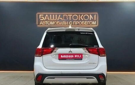 Mitsubishi Outlander III рестайлинг 3, 2020 год, 2 625 000 рублей, 5 фотография
