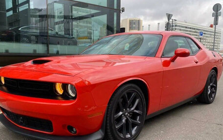 Dodge Challenger III рестайлинг 2, 2021 год, 4 900 000 рублей, 2 фотография