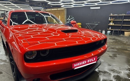 Dodge Challenger III рестайлинг 2, 2021 год, 4 900 000 рублей, 3 фотография