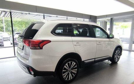 Mitsubishi Outlander III рестайлинг 3, 2019 год, 1 560 000 рублей, 6 фотография