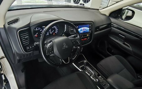 Mitsubishi Outlander III рестайлинг 3, 2019 год, 1 560 000 рублей, 10 фотография