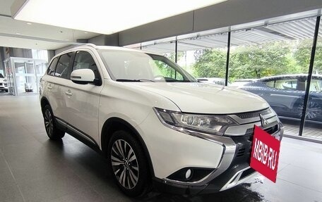 Mitsubishi Outlander III рестайлинг 3, 2019 год, 1 560 000 рублей, 3 фотография