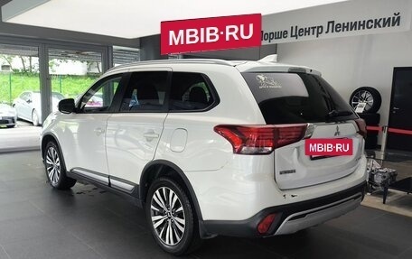 Mitsubishi Outlander III рестайлинг 3, 2019 год, 1 560 000 рублей, 4 фотография