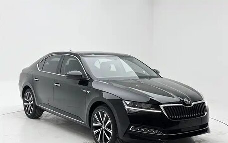 Skoda Superb III рестайлинг, 2023 год, 2 300 000 рублей, 2 фотография