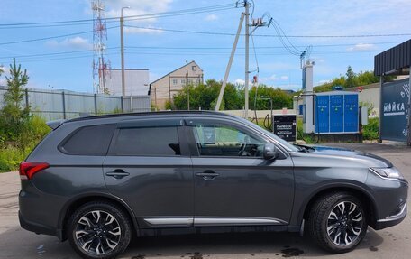 Mitsubishi Outlander III рестайлинг 3, 2022 год, 2 650 000 рублей, 3 фотография