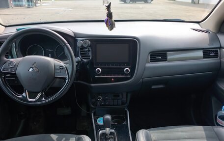 Mitsubishi Outlander III рестайлинг 3, 2022 год, 2 650 000 рублей, 12 фотография