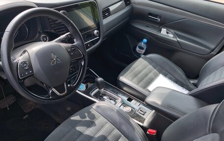 Mitsubishi Outlander III рестайлинг 3, 2022 год, 2 650 000 рублей, 13 фотография