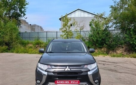 Mitsubishi Outlander III рестайлинг 3, 2022 год, 2 650 000 рублей, 2 фотография