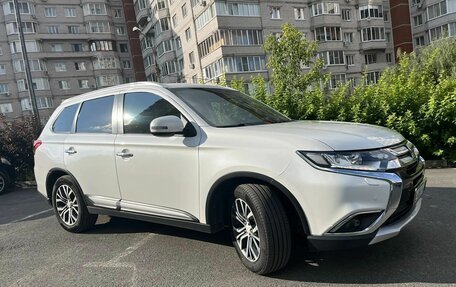 Mitsubishi Outlander III рестайлинг 3, 2015 год, 1 830 000 рублей, 4 фотография