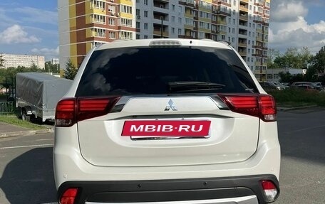 Mitsubishi Outlander III рестайлинг 3, 2015 год, 1 830 000 рублей, 9 фотография