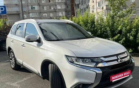 Mitsubishi Outlander III рестайлинг 3, 2015 год, 1 830 000 рублей, 2 фотография