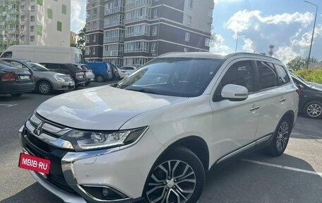 Mitsubishi Outlander III рестайлинг 3, 2015 год, 1 830 000 рублей, 3 фотография