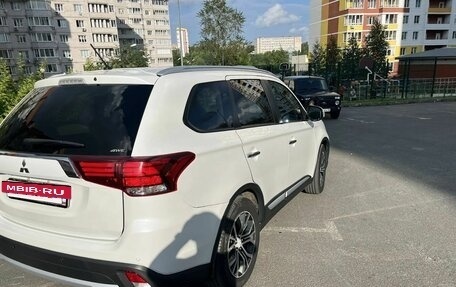 Mitsubishi Outlander III рестайлинг 3, 2015 год, 1 830 000 рублей, 10 фотография