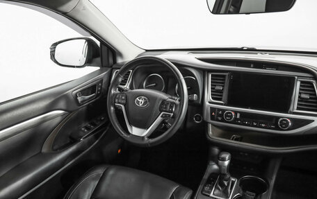 Toyota Highlander III, 2018 год, 3 349 000 рублей, 10 фотография