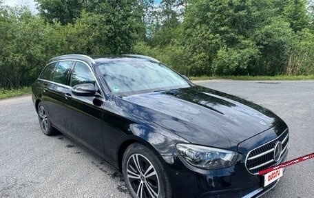 Mercedes-Benz E-Класс, 2022 год, 4 300 000 рублей, 2 фотография