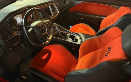 Dodge Challenger III рестайлинг 2, 2019 год, 4 890 000 рублей, 6 фотография