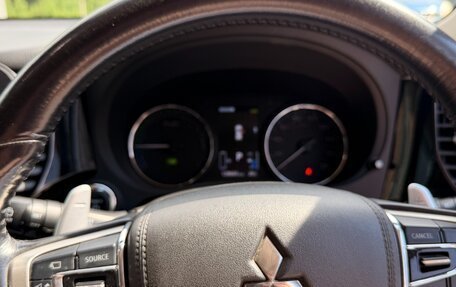 Mitsubishi Outlander III рестайлинг 3, 2017 год, 1 900 000 рублей, 12 фотография