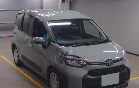 Toyota Sienta, 2023 год, 1 065 000 рублей, 1 фотография