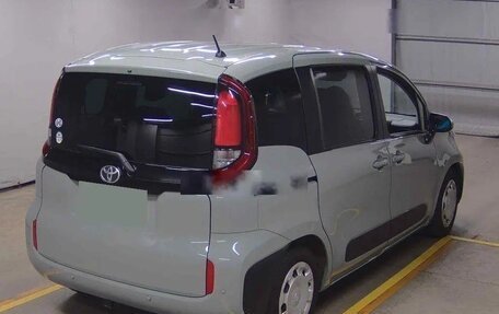 Toyota Sienta, 2023 год, 1 065 000 рублей, 5 фотография