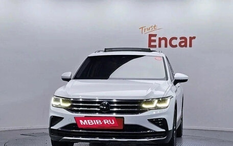 Volkswagen Tiguan II, 2023 год, 3 100 000 рублей, 2 фотография