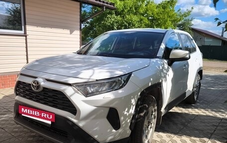 Toyota RAV4, 2021 год, 2 830 000 рублей, 3 фотография