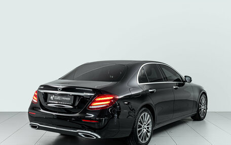 Mercedes-Benz E-Класс, 2020 год, 3 550 000 рублей, 4 фотография