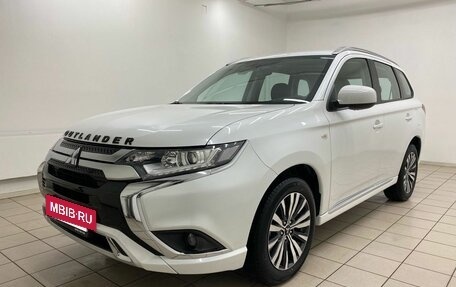 Mitsubishi Outlander III рестайлинг 3, 2022 год, 2 799 000 рублей, 3 фотография