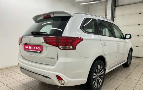 Mitsubishi Outlander III рестайлинг 3, 2022 год, 2 799 000 рублей, 6 фотография
