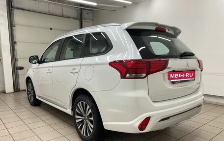 Mitsubishi Outlander III рестайлинг 3, 2022 год, 2 799 000 рублей, 4 фотография