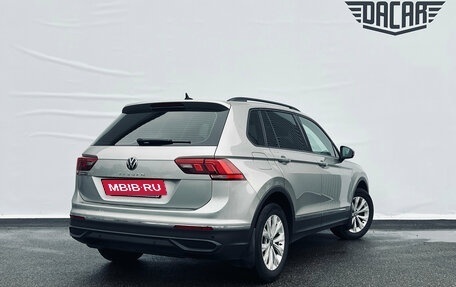 Volkswagen Tiguan II, 2021 год, 2 320 000 рублей, 2 фотография